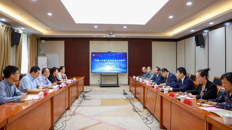 在选择少儿编程平台时，家长可以从以下几个方面进行考量：